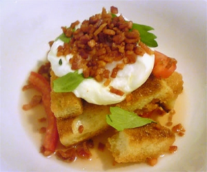 Poached egg with bacon, croutons and tomato tea